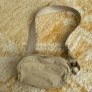 Lulu lemon belt bag trench color used